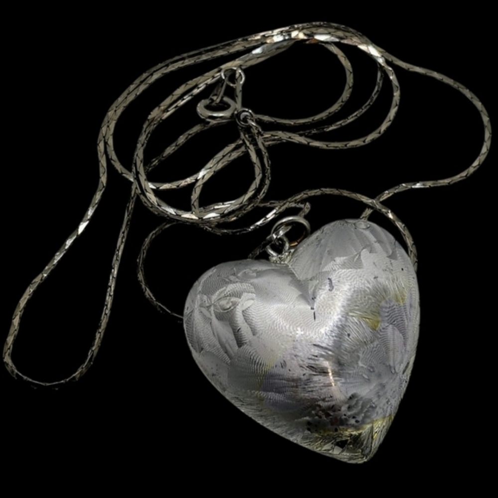 Chic Silver Heart Pendant Necklace